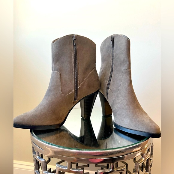 NWOT New Look Ankle Heeled Boots in this grey color are suede and a size 9.5. - Picture 1 of 7